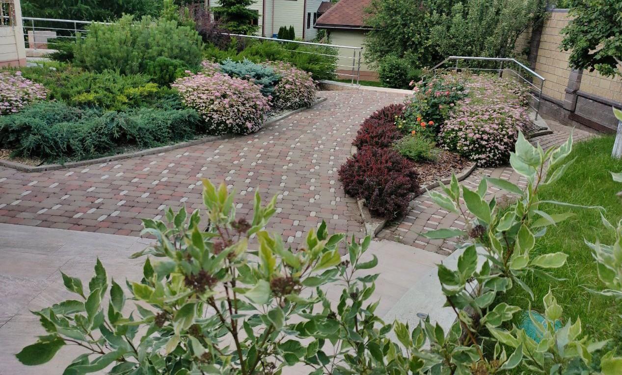 A Garden of Scents, Akmanai — Paved walk between the beds