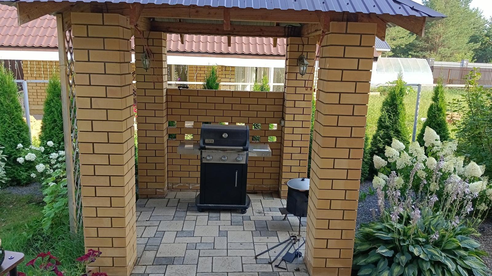 A Quiet Garden on 700 m², Shmidtovo — The brick barbecue pavilion