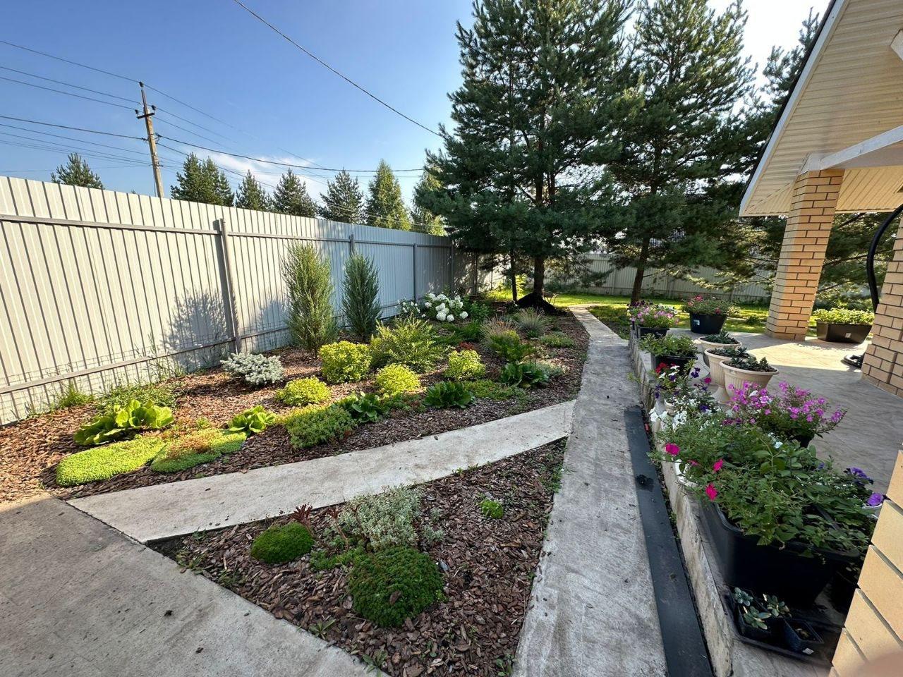 A Quiet Garden on 700 m², Shmidtovo — Terrace beds with the flowers the owner chose